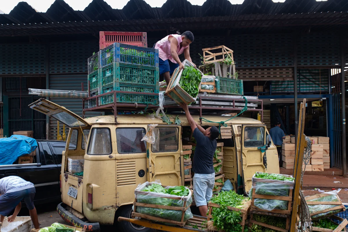 THE CHANGING WORLD OF WORK / LE MONDE DU TRAVAIL CHANGE