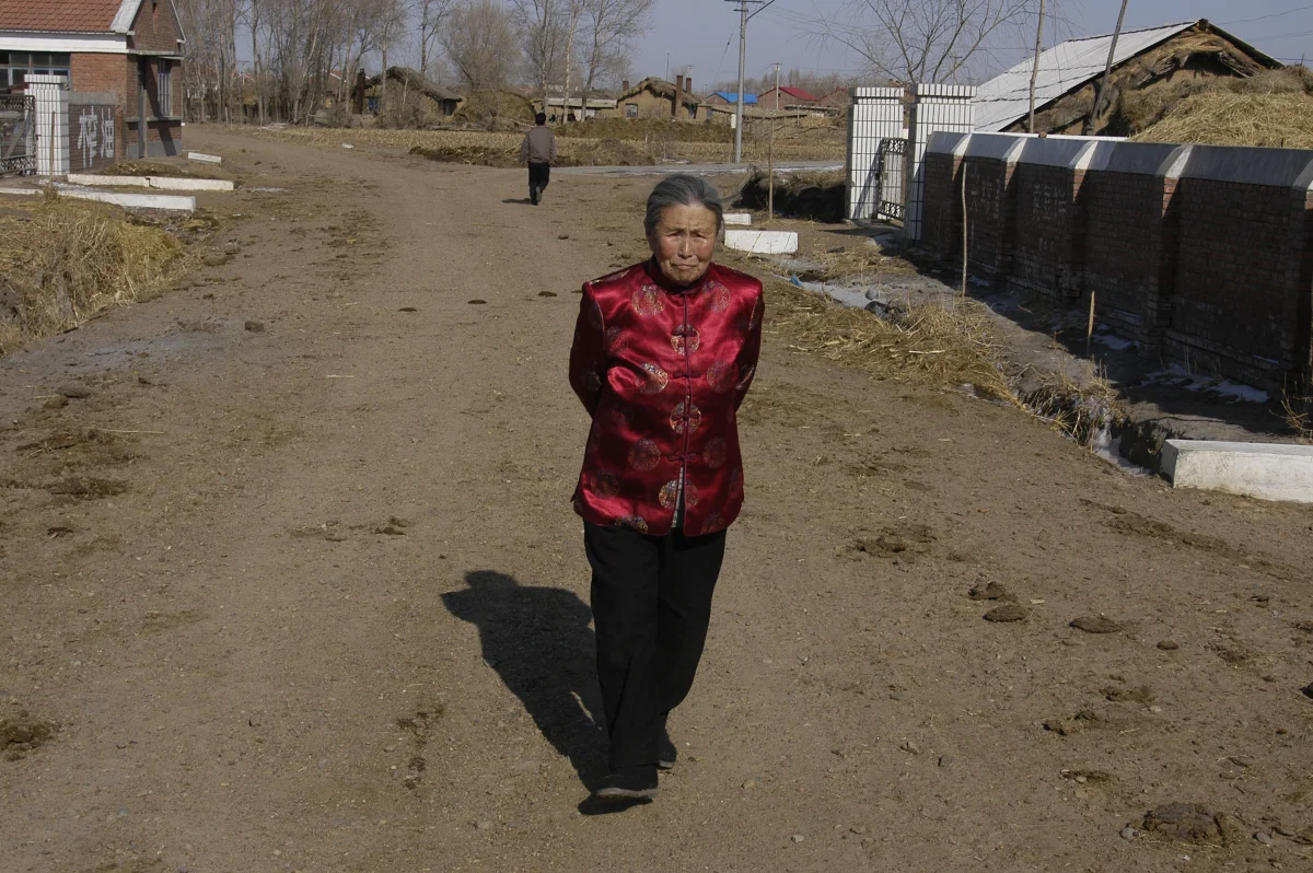 Meng Shujing (82) at home in Sanjiazi near the town of Qiqihar in Heilongjiang province in North-east China, 2007.
She is among the last Manchu speakers (less than 100 in the world.)