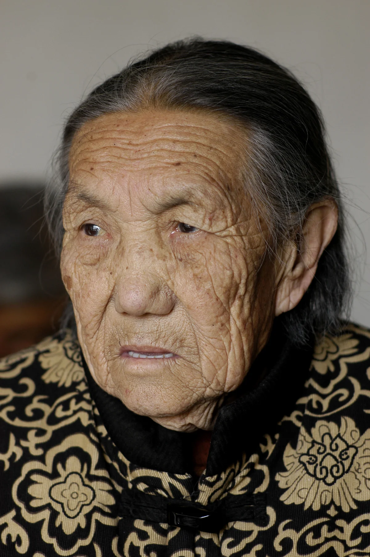 Yao Yun (82) at home in Sanjiazi near the town of Qiqihar in Heilongjiang province in North-east China, 2007.
She is among the last Manchu speakers (less than 100 in the world)