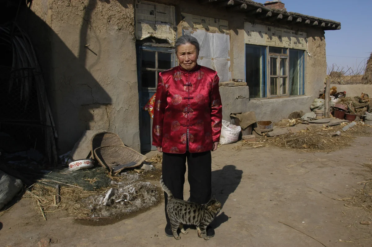 Meng Shujing (82) at home in Sanjiazi near the town of Qiqihar in Heilongjiang province in North-east China, 2007.
She is among the last Manchu speakers (less than 100 in the world.)