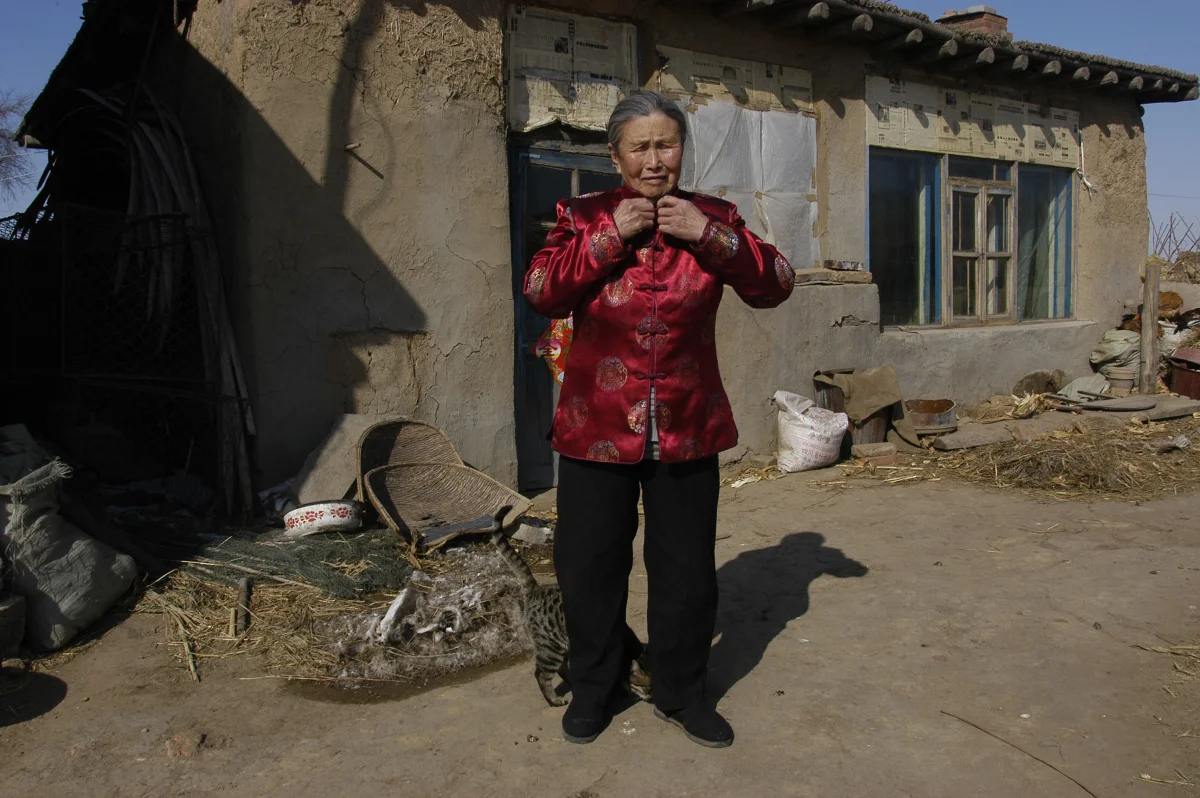 Meng Shujing (82) at home in Sanjiazi near the town of Qiqihar in Heilongjiang province in North-east China, 2007.
She is among the last Manchu speakers (less than 100 in the world.)