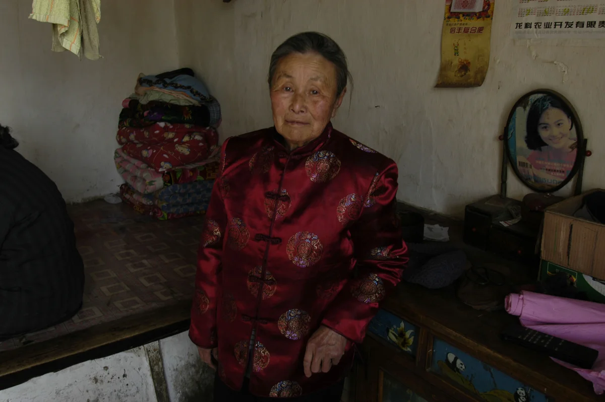 Meng Shujing (82) at home in Sanjiazi near the town of Qiqihar in Heilongjiang province in North-east China, 2007.
She is among the last Manchu speakers (less than 100 in the world.)
