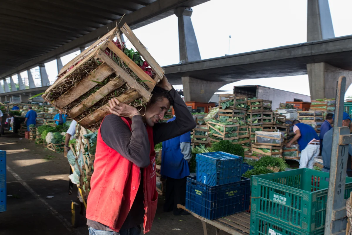 Workers at the Companhia de Entrepostos e Armazéns Gerais de São Paulo ( CEAGESP ). The CEAGESP is the wholesale food market was created in May 1969.