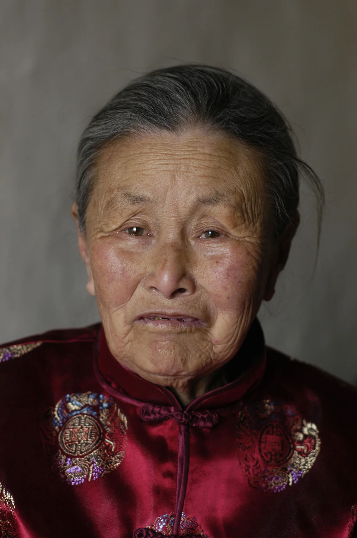 Meng Shujing (82) at home in Sanjiazi near the town of Qiqihar in Heilongjiang province in North-east China, 2007.
She is among the last Manchu speakers (less than 100 in the world.)