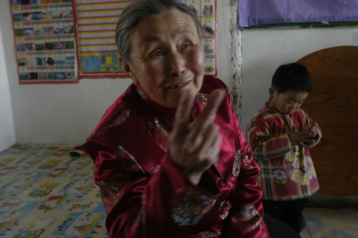 Meng Shujing (82) at home in Sanjiazi near the town of Qiqihar in Heilongjiang province in North-east China, 2007.
She is among the last Manchu speakers (less than 100 in the world.)
